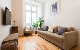 Baixa Modern Three-Bedroom Apartment - By Lu Holidays